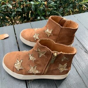 kidpik Tan Sneakers with Shimmering Gold Stars